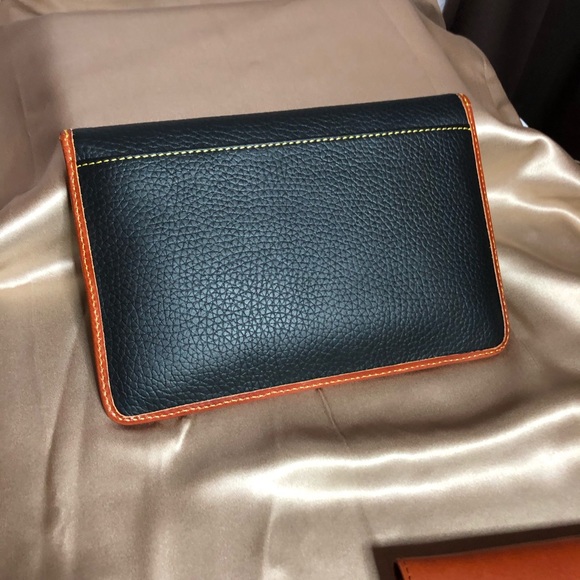 🟥Sold🟥Dooney & Bourke Pouch in Pebble Leather - Picture 2 of 10